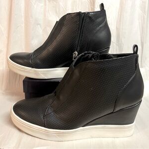 Women’s wedge sneaker